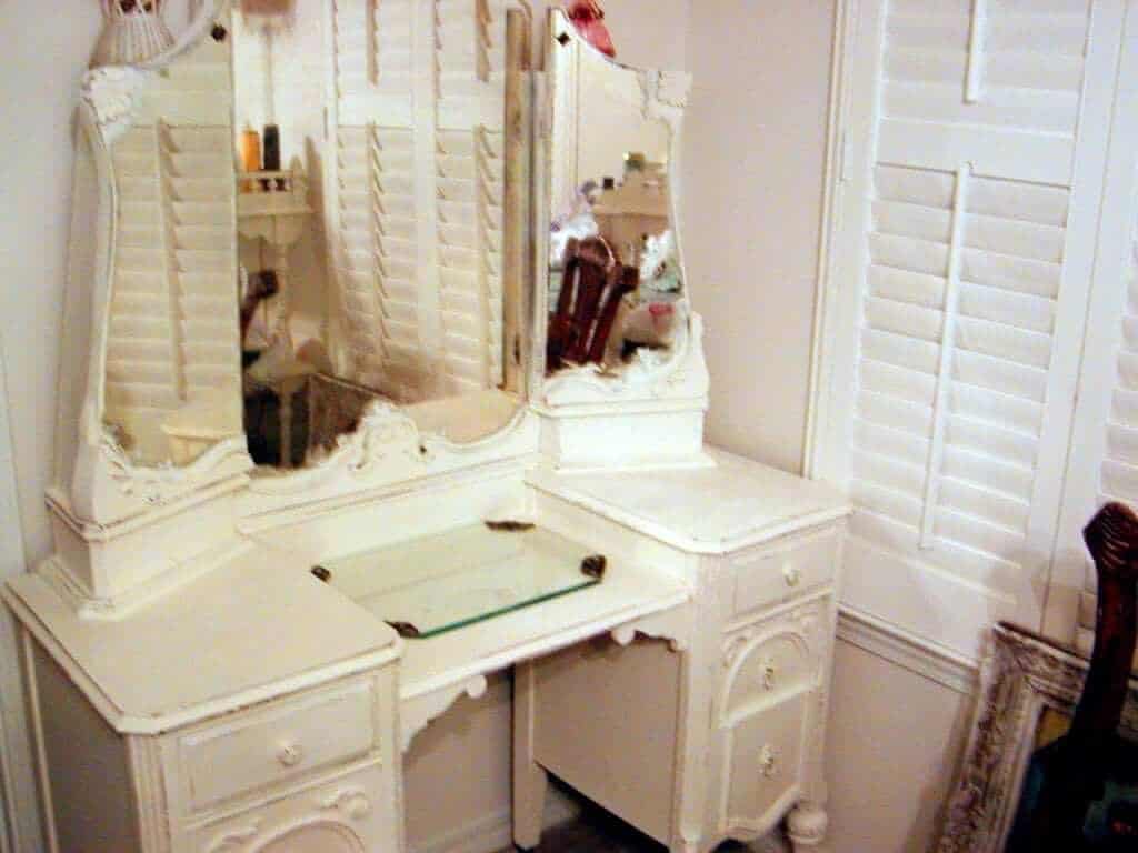 Vintage Makeup Vanity  Shabby chic vanity, Room inspiration, Interior